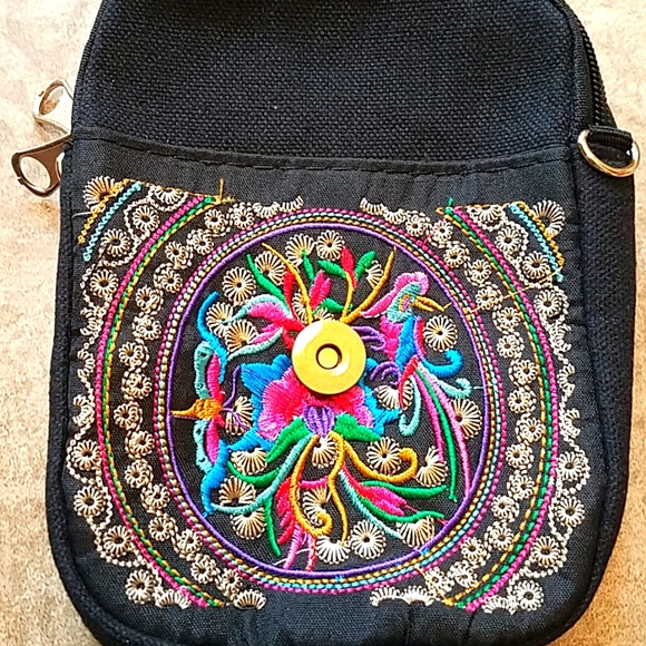 NWT. Embroidered Crossbody Bag & Earrings - Picture 3 of 7